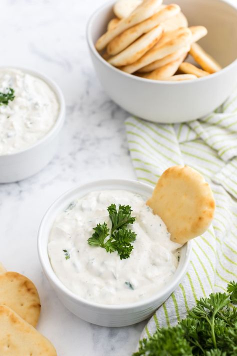 Creamy Herb Dip Fresh Herb Dip, Love Dip Recipe, Sour Cream Veggie Dip, Herb Dip, Chip Dip Recipes, Cream Dip, Vegetable Dip, Cream Cheese Dips, Veggie Dip