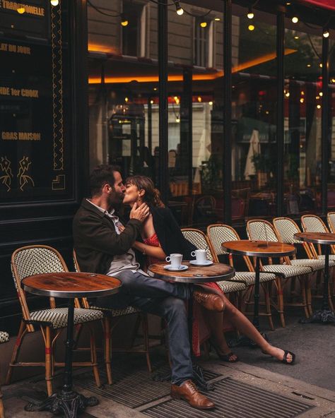 PHOTOGRAPHER IN PARIS (@oui.photo) • Instagram photos and videos Paris Couple Photoshoot, Paris Mood Board, Paris Engagement Photos, Couples City, Amazing Sunrise, Paris Couple, Eiffel Tower In Paris, Tower In Paris, Parisian Cafe