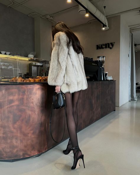 Mini Dress With Fur Coat, Fashion 90s, Paris Mode, Neue Outfits, Looks Chic, 가을 패션, Looks Style, Winter Fashion Outfits, Mini Dresses