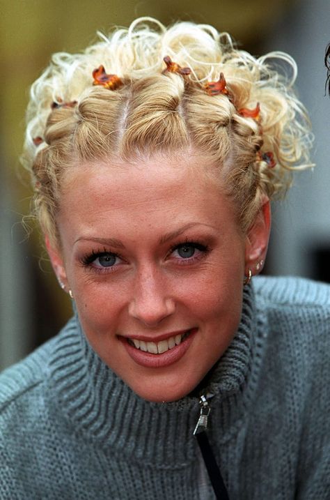 29 Forgotten Trends All Late-'90s Girls Were Slightly Obsessed With Hairstyles 00s, 00s Hairstyles, Hairstyles Butterfly, Early 2000s Hairstyles, Tied Up Hairstyles, 2000s Hair, 2000s Hairstyles, Hair Clip Hairstyles, Trendy We Fryzurach