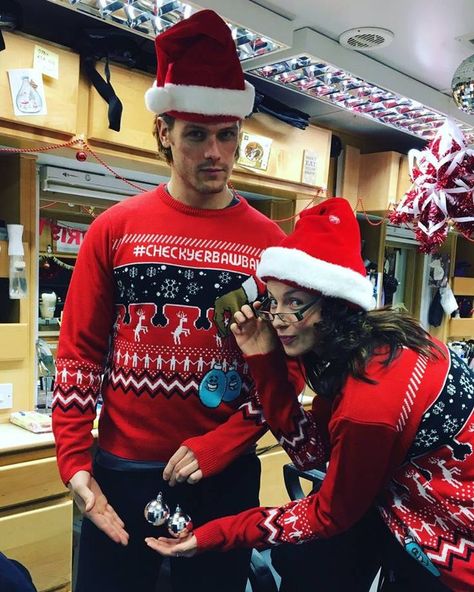 ~ Sam Heughan and Caitriona Balfe playing with jingle balls Claire And Jamie, Outlander Funny, Tobias Menzies, Outlander Book Series, Outlander Casting, Jamie Fraser Outlander, Outlander Tv Series, Sam Heughan Outlander, Sam And Cait