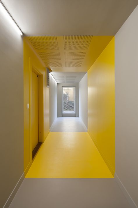 Housing in Paris,© Milène Servelle Vstupná Hala, Hotel Corridor, Corridor Design, Micro Apartment, Working Space, Yellow Walls, Design Del Prodotto, Hospitality Design, Home Pictures