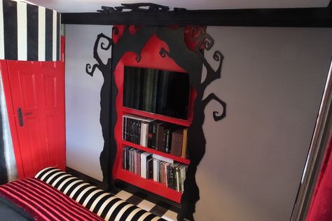 Tim Burton Inspired Furniture, Tim Burton Furniture, Tim Burton Bedroom, Tim Burton Room, Wonky Furniture, Beetlejuice Room, Tim Burton Decor, Casino Room, Gothic Decor Bedroom