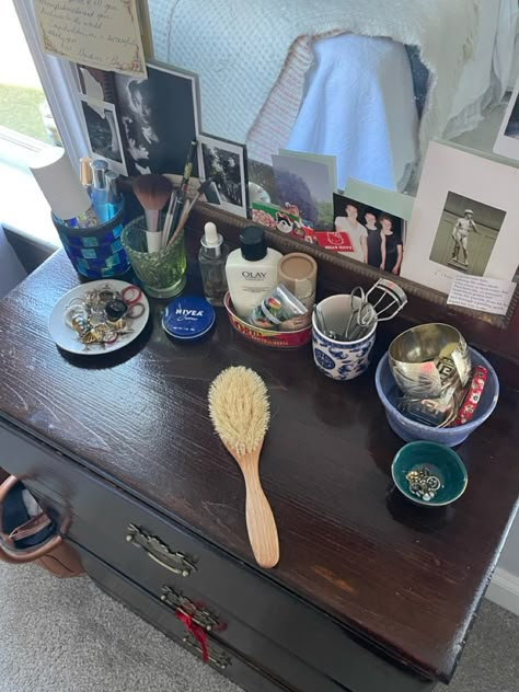 Cluttered Dresser Top Aesthetic, Messy Dresser Aesthetic, Girls Who Cluster, Clutter Aesthetic, Bedside Tables Ideas, Side Table Aesthetic, Vintage Room Inspo, Organised Bedroom, Bedside Table Aesthetic