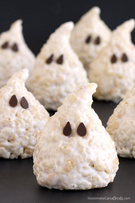 Rice Krispie Treat Ghosts Marshmellow Ghost Treats, Rice Crispy Pumpkin Treats, Rice Crispy Eyeballs, Rice Krispie Treat Halloween Ideas, Pumpkin Patch Desserts, Cute Halloween Rice Krispy Treats, Halloween Food Ideas Rice Krispies, Halloween Food Pumpkin, Homemade Halloween Rice Crispy Treats