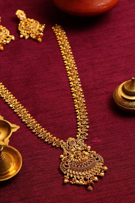 Visit Kalyan Jewellers for the best and unique temple jewellery haram designs. You can also shop online! Gold Jewellery Design Haram, Gold Necklace Designs Traditional, Haram Sets Jewellery Designs, Temple Necklace Jewellery, Long Gold Haram Designs Indian, Haar Design In Gold, Gold Haram Designs Indian Latest, Long Chains Indian Gold Latest, Long Gold Necklace Designs Latest