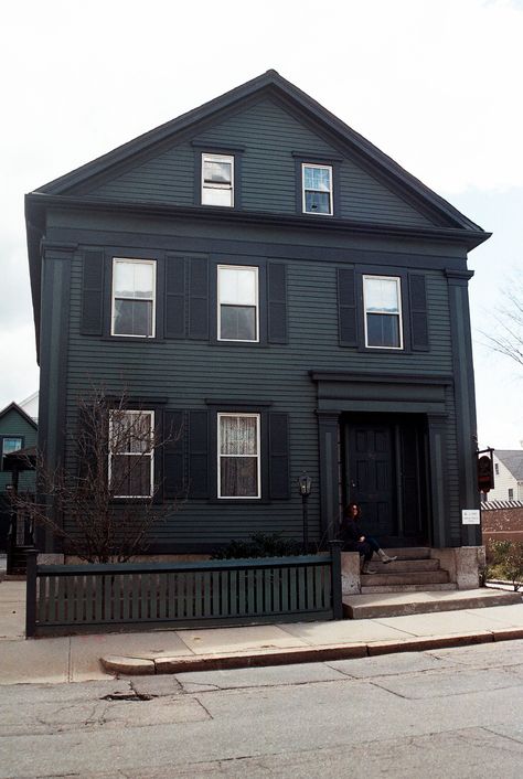 Front view of Lizzie Borden's Home, Fall River, MA  Photo by Julie Farin Lizzie Borden House, Haunted Places In Florida, A Haunting In Connecticut Movie, Haunting In Connecticut, Haunting Of Hill House Hidden Ghosts, Haunted Manor, Lizzie Borden, Fall River Ma, Fall River