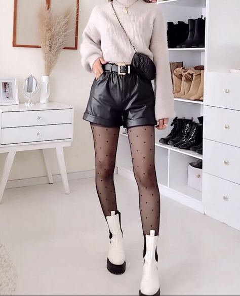 Shorts And White Boots Outfits, White Shorts Outfit Winter, White Short Boots Outfit, Leather Shorts And Tights Outfit, Short White Boots Outfit, White Chelsea Boots Outfit, White Short Boots, Winter Shorts Outfits, All Black Outfit Ideas