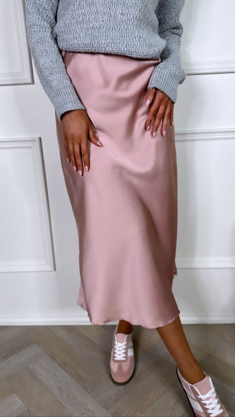 Fashion Inspo Outfits Skirts, Satin Pink Skirt Outfit, Pink Silk Skirt Outfit, Pink Midi Skirt Outfit, Pink Satin Skirt Outfit, Midi Skirt Outfit Casual, Pink Skirt Outfit, Pink Satin Skirt, Pink Skirt Outfits