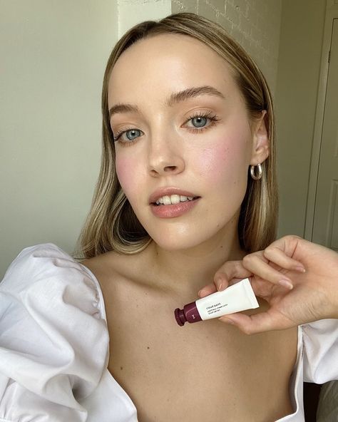 Glossier on Instagram: “@sarahbrittonm wears Cloud Paint in Eve ✨” Glossier Makeup Look, Models Smiling, Glossier Models, Glossier Aesthetic, Glossier Blush, Glossier Balm, Glossier Girl, Glossier Balm Dotcom, Cloud Paint