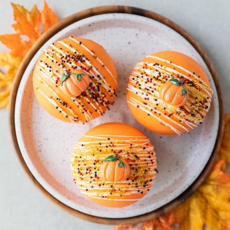 Easy pumpkin spice hot cocoa bombs in an orange chocolate shell with sprinkles Fall Hot Cocoa Balls, Halloween Hot Cocoa Bombshell, Coco Balls, Pumpkin Spice Hot Cocoa, Candy Corn Popcorn, Cocoa Balls, Hot Cocoa Mix Recipe, Monster Munch, Diy Hot Chocolate