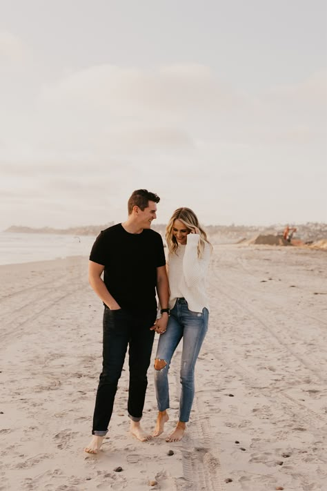 Couples Fall Photoshoot Outfits Beach, Beach Engagement Photos Outfit Jeans, Casual Beach Engagement Photos Outfit, Winter Beach Engagement Photos Outfits, Engagement Photos Jeans Casual, Jean Engagement Pictures, Casual Engagement Pictures Outfits Jeans, Couple Beach Pictures Outfits, Winter Beach Engagement Photos