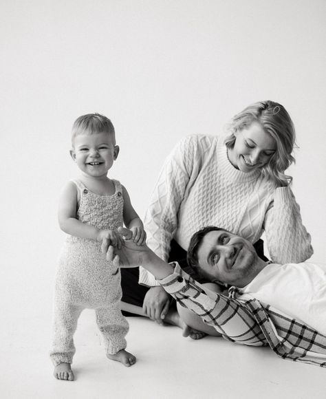 Editorial Style Family Photos, White Backdrop Family Photos, Studio Photoshoot Ideas Couple, Family Photos Studio, Family Shooting Studio, Indoor Family Photoshoot Ideas, Family Of 3 Photoshoot Studio, Family Photo Studio, Studio Family Portraits