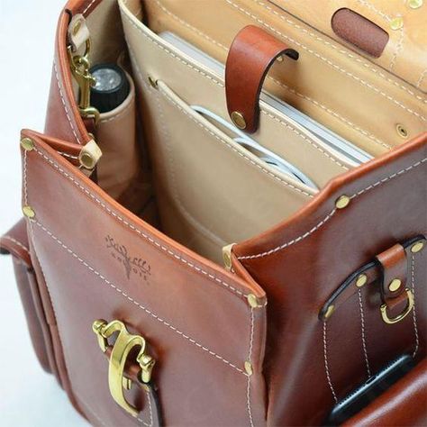 $1.028,00 Leather Duffle Bag Men, Leather Work Bag, Leather Backpack For Men, Leather Company, Leather Duffle Bag, Leather Laptop Bag, Leather Duffle, Handmade Leather Wallet, Paying Attention