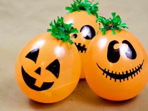 This is one absolutely JACK-O-TASTIC tutorial! Sara Schmutz of Confetti Sunshine came up with the brilliant idea of how to craft up some spunky little pumpkins! Enjoy this DIY Balloon Pumpkin Patch for yourself or the older kids... it's an easy Halloween Balloon Pumpkin, Peanuts Party, Halloween Infantil, Homemade Bubbles, Homemade Halloween Decorations, Orange Balloons, Halloween Balloons, How To Make Pumpkin, Diy Balloon