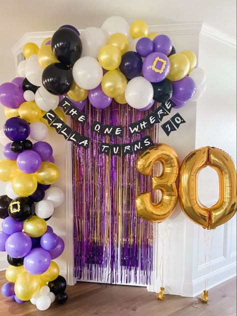 Best Friends Birthday Decorations, Friends Theme Photo Backdrop, Friends Theme Balloon Garland, 30th Home Birthday Party, Friends Photo Backdrop, Friends Centerpieces Tv Show, Friends Inspired Wedding, The One Where She Turns 30, Friends Themed Backdrop