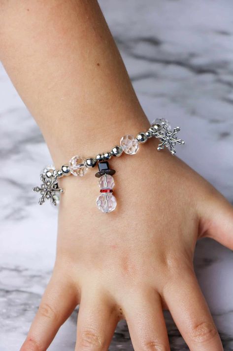 An easy DIY snowman bracelet that is perfect for Christmas, the holidays and all winter. Makes a great gift or make to sell! Easy Diy Snowman, Make To Sell, Winter And Christmas, Bff Necklaces, Diy Snowman, Jewelry Diy Bracelets, Christmas Bracelet, Bracelet Diy, Diy Crafts Jewelry