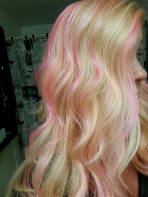 Pink is the new blonde Merliah Summers Hair, Blonde Hair With Pink Streaks, Blonde Pink Highlights, Pink Highlights In Blonde Hair, Brown Hair Streaks, Pink And Blonde Hair, Coloured Highlights, Pink Hair Highlights, Blonde Hair With Pink Highlights