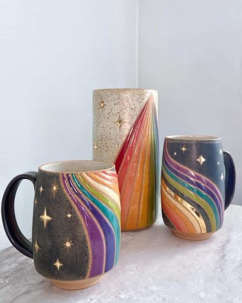 Ideas Ceramica, Diya Designs, Diy Pottery Painting, Handmade Mugs, Colorful Pottery, Pottery Glaze, Cerámica Ideas, Paint Your Own Pottery, Pottery Painting Designs