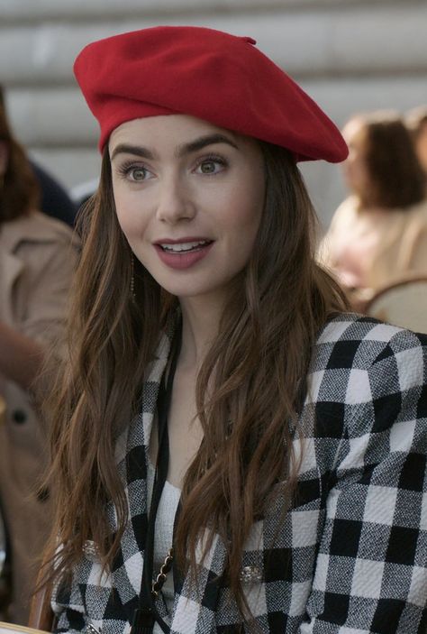 Paris Hairstyles, Emily In Paris Lily Collins, ليلي كولينز, Beret Outfit, Emily In Paris Outfits, Lily Collins Style, Flamboyant Gamine, Red Beret, Parisienne Chic