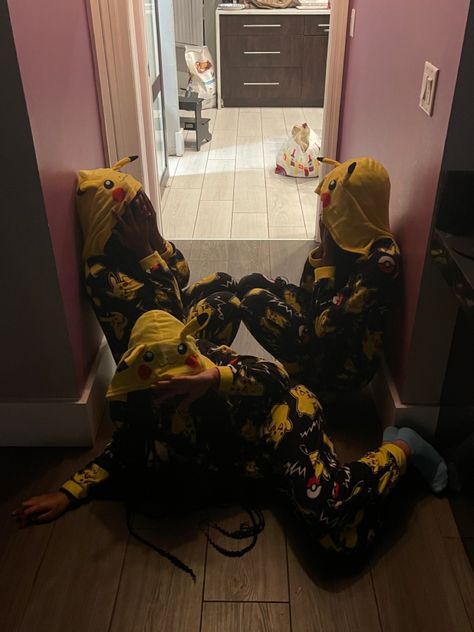 Best Friend Matching Pajamas, Matching Pjs 3 Friends, Friend Pajama Pictures, Matching Pjs Friends Birthday, Trio Sleepover Aesthetic, Matching Pajamas Friends Sleepover, Best Friend Pajama Photoshoot, Matching Pajamas Friends Sleepover Black, Pajama Party Outfit