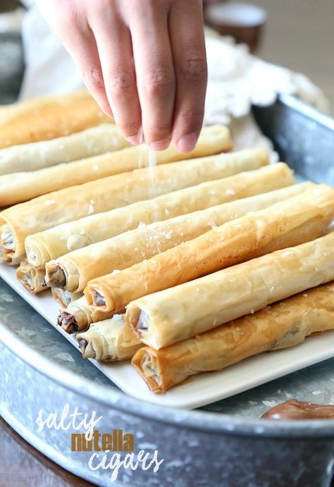 These Salty Nutella Cigars are out of control delicious. They’re buttery, rich, crispy and salty in every bite! Filo Recipes, Friend Events, Pancake Kabobs, Cookies And Cups, Phyllo Dough, Clean Vegan, Nutella Recipes, Party Appetizer, Beautiful Desserts