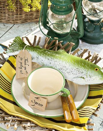 Place Setting: Metal dishware plays up the rustic vibe, as does a laminated ­fishing map-turned-placemat. Favor: Bright and Walter splurged on this painted trout-shaped box, popping in a handful of Swedish fish candy for a cheeky treat. - CountryLiving.com Fish Fry Dinner, Outdoor Dinner Party Decorations, Homemade Party Favors, Swedish Fish Candy, Fishing Table, Outdoor Dinner Party, Lake Party, Dinner Party Decorations, Outdoor Dinner Parties