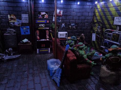 Ninja Turtle Lair, Tmnt Diorama, Tmnt Lair, Ninja Turtle Bedroom, Superhero Aesthetic, Turtle Bedroom, Doll House For Boys, Figure Diorama, Turtle Homes