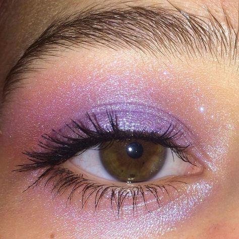 Pastel Purple Makeup, Purple Glitter Eye Makeup, Pastel Eye Makeup, Purple Glitter Eyeshadow, Make Up Purple, Purple Glitter Makeup, Glitter Makeup Ideas, Holographic Eyeshadow, Unicorn Eyes