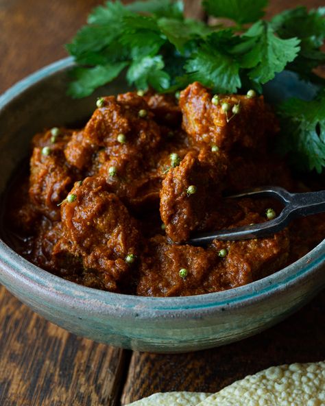 Beef Madras Recipe, Madras Recipes, Beef Madras, Beef Chuck Steaks, Restaurant Setting, Curry Pasta, Madras Curry, Beef Cheeks, Homemade Spice Blends