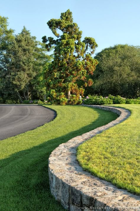 Large Land Landscaping, Curved Retaining Wall Ideas Hillside, Raised Driveway Retaining Wall, Lawn Retaining Wall, Circular Retaining Wall, Retaining Wall Driveway, Sloped Lawn, Front Yard Christmas, Lawn Edging Ideas