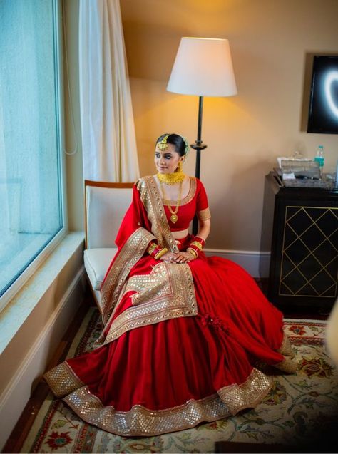 This Simple Sabyasachi Lehenga Is A Bridal Outfit Of Our 'Minimal' Dreams Red Wedding Lehenga, Sabyasachi Lehenga Bridal, Red Bridal Lehenga, Sabyasachi Bridal, Sabyasachi Lehenga, Wedding Lehenga Designs, Indian Bride Outfits, Bridal Lehenga Collection, Latest Bridal Dresses