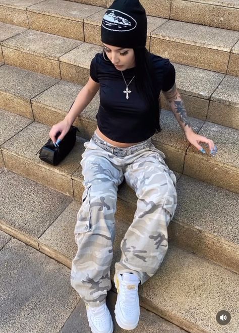 Female Drip Outfits, Summer Streetwear Cargo Bottoms, Y2k Outfits Street Styles Aesthetic, Cute Summer Streetwear Tops, Streerwear Girl Aesthetic, Y2k Spring Streetwear Cargo Pants, Cute Streetwear Outfits, Trendy Cropped Streetwear Hoodie, Streetwear Women Outfits