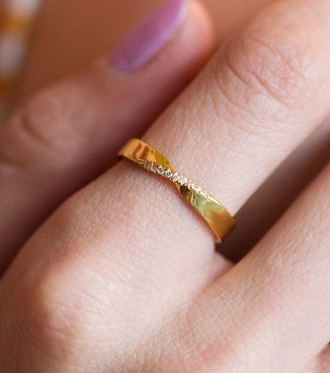 Simple Ring Design, Mobius Ring, Couple Ring Design, Gold Finger Rings, Engagement Rings Couple, Modern Gold Jewelry, Gold Rings Simple, Gold Jewelry Stores, Gold Rings Fashion