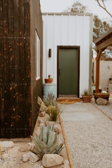 Prickly Pear Cabin in downtown Joshua Tree Village - Houses for Rent in Joshua Tree, California, United States - Airbnb Joshua Tree Interior Design, Desert Homes Interior, Desert Home Exterior, Desert Interior Design, Desert Landscaping Backyard, Modern Desert Home, Southwest Modern, Tree Interior, Joshua Tree House