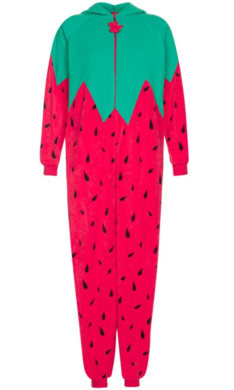 Is het een onesie die je thuis draagt of toch een carnavalspak?? Strawberry Onesie, Cool Onesies, Strawberry Ideas, Strawberry Stuff, Cute Sleepwear, Strawberry Fields, Halloween 2017, Augmented Reality, Marie Claire