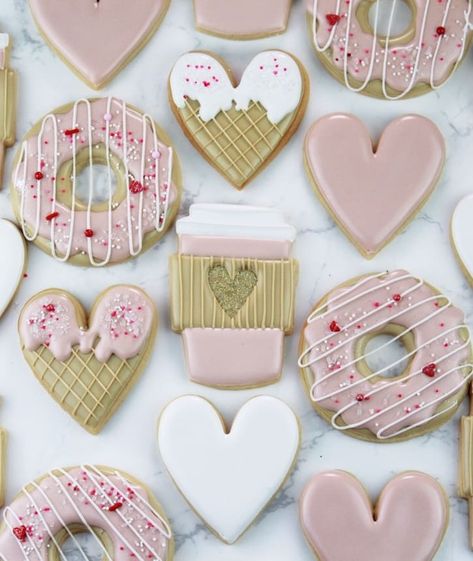 Easy Valentines Day Cookies, Royal Icing Sugar Cookies, Icing Sugar Cookies, Valentine Cookies Decorated, Valentines Day Sugar Cookies, Homemade Valentine, Valentine Sugar Cookies, Royal Icing Sugar, Cookies With Royal Icing