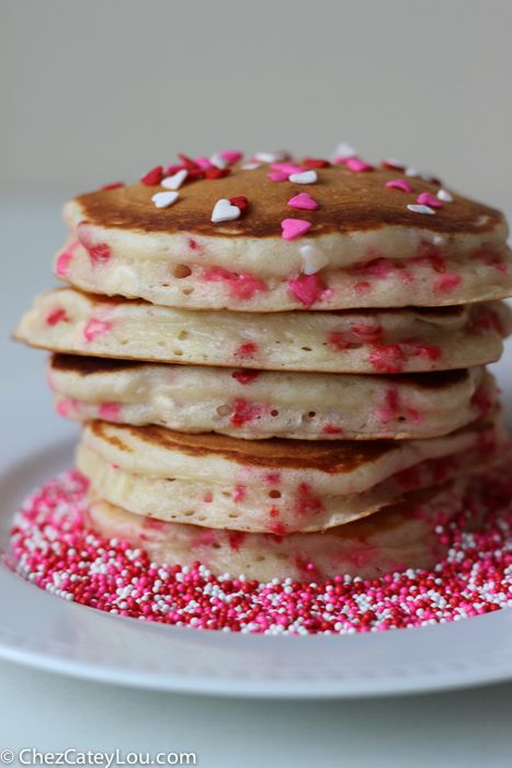 Funfetti Pancakes, Greek Yogurt Sauce, Valentines Brunch, Light And Fluffy Pancakes, Valentines Breakfast, Valentines Snacks, Vanilla Sauce, Savory Cakes, Vanilla Greek Yogurt