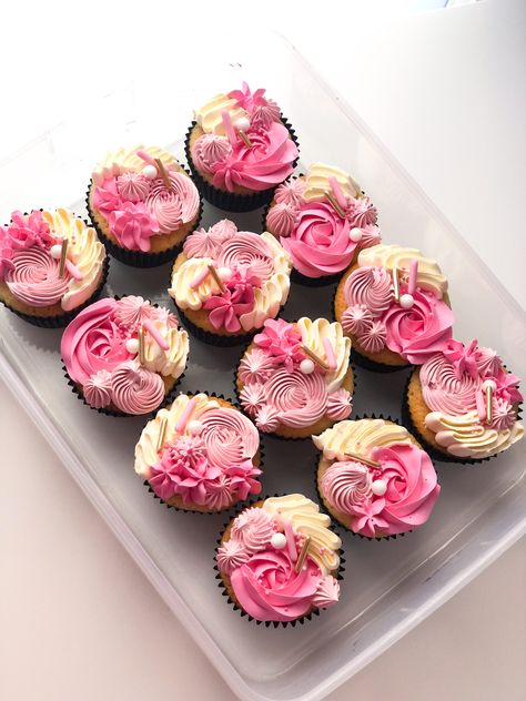 Barbie Buttercream Cookies, Shades Of Pink Cake Ideas, 40 Shades Of Pink Birthday Party, Pink And White Cupcakes Ideas, Pink Graduation Cupcakes, Shades Of Pink Cupcakes, Hens Cupcakes, Barbie Cupcakes Ideas, Pink And White Cupcakes