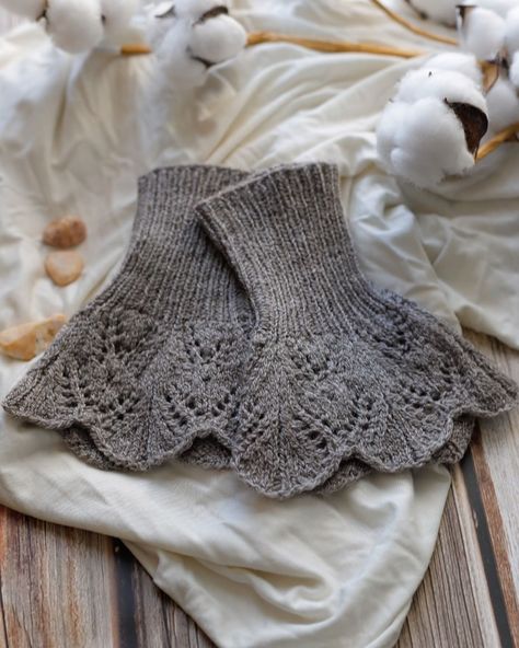 Cuffs Diy, Lace Projects, Knitting Gloves Pattern, Small Knitting Projects, Lace Knitting Patterns, Scarf Knitting Patterns, Knit Mittens, Yarn Projects, Scarf Gift