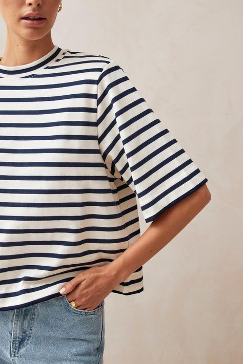 Alohas Capa white and navy stripe slightly oversized t-shirt with shoulder pads. Made in a nice thicker knit. 100% Cotton. Made in Spain. Model is 170cm tall (5.57 ft) and is wearing size S. R100567 PIPE AND ROW Stripes Tshirt, Kathleen Kelly, Birthday Pic, Vegan Boots, Tshirt Crafts, Oversized T Shirt, Navy Stripes, Sustainable Clothing, Office Outfits