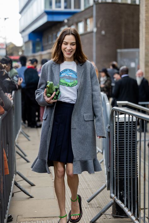 Alexa Chung 2023 Style, Alexa Chung 2023, Daily Alexa Chung, Style Influencers, Alexa Chung Style, Style 2023, Influencers Fashion, Hair Clothes, Alexa Chung