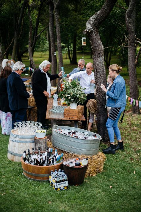 Bohemian Decor For Wedding, Wedding Barbecue, Casual Farm Wedding, Alter Wedding Decor, 30 People Wedding, Minimalist Outdoor Wedding, Barbecue Wedding, Wedding Drink Station, Backyard Reception