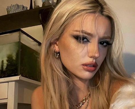 Dark Feminine Makeup Blonde, Dark Feminine Blonde, Blonde Dark Feminine, Maquillage On Fleek, Ig Photos, Rockstar Aesthetic, Swag Makeup, Image Swag, Dope Makeup