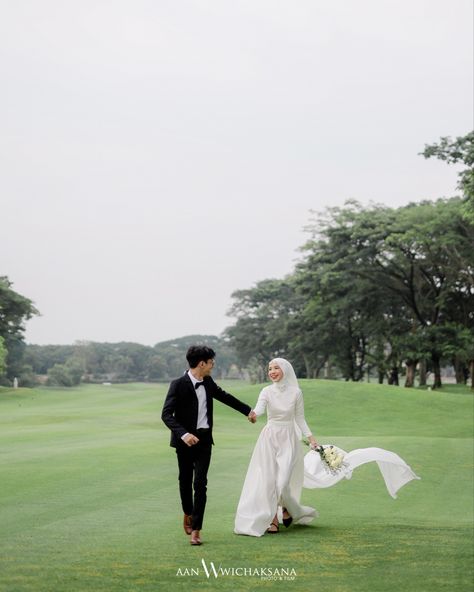 Prewedding Golf Ideas, Priweding Photos Outdoor, Wedding Photoshoot Ideas Outdoors, Ide Prewedding Outdoor, Prewedding Hijab Outdoor, Konsep Prewedding Outdoor Hijab, Golf Prewedding, Prewed Casual Outdoor, Prewedding Ideas Hijab