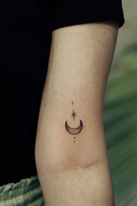 Geometric Dotwork Tattoo Puntillismo, Moon Tattoo Design, Geometric Dotwork, Tattoo Dotwork, Moon Tattoo Designs, Moon Tattoo, Tattoo Design, Tattoo Designs, Moon