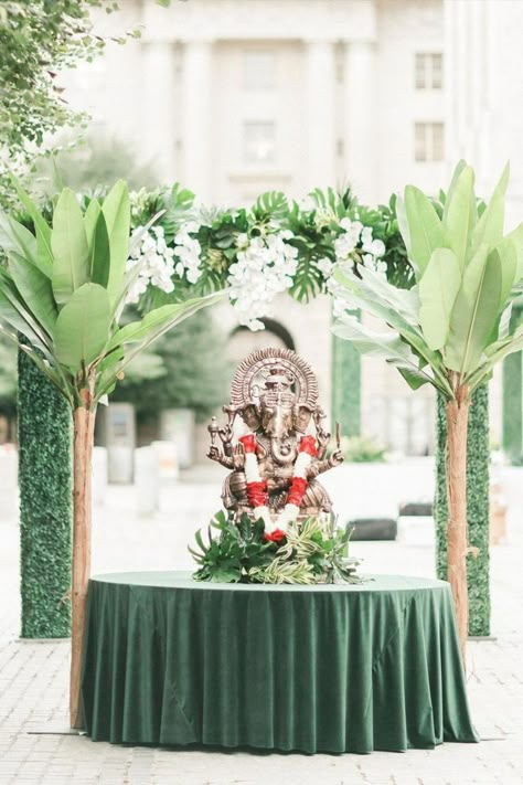 Traditional Indian Wedding Decor, Rustic Floral Centerpieces, Centerpieces With Mason Jars, Outdoor Hindu Wedding, Reception Decoration Ideas, Outdoor Wedding Reception Decorations, Hindu Wedding Decorations, Green Wedding Decorations, Indian Wedding Theme