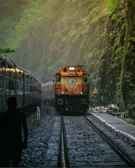 Indian Railway Train, Indian Train, Train Wallpaper, India Travel Places, Train Video, Best Photo Background, Indian Railways, Train Art, Train Photography