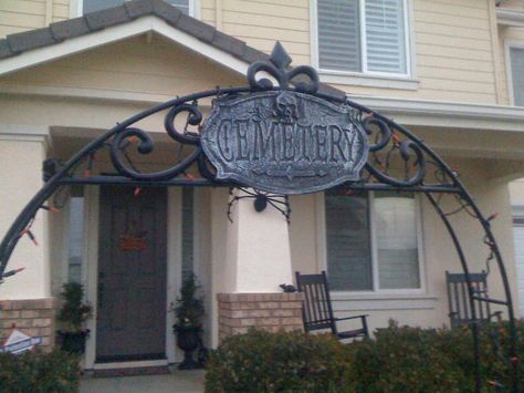 Static: Show me your PVC fence archway/entryway/gate at HalloweenForum.com Halloween Entrance Arch, Diy Halloween Cemetery Arch, Cemetery Sign Diy, Halloween Cemetery Arch, Pvc Halloween Archway, Diy Halloween Cemetery Entrance, Cemetery Sign Halloween, Cemetary Archway Diy, Diy Cemetary Entrance