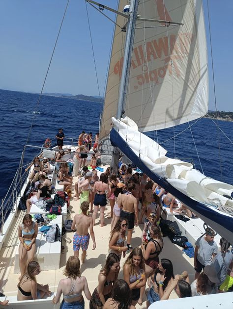 Lloret De Mar Aesthetic, Catamaran Aesthetic, Cruise With Friends, Boat Friends, Catamaran Cruise, Memories Aesthetic, Summer Moodboard, Sail Life, Cruise Boat